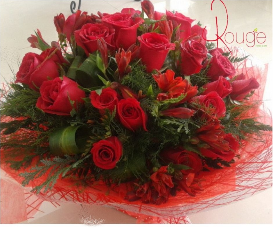 Bouquet con metodo de agua con 18 rosas rojas, astromelias y gerbera 